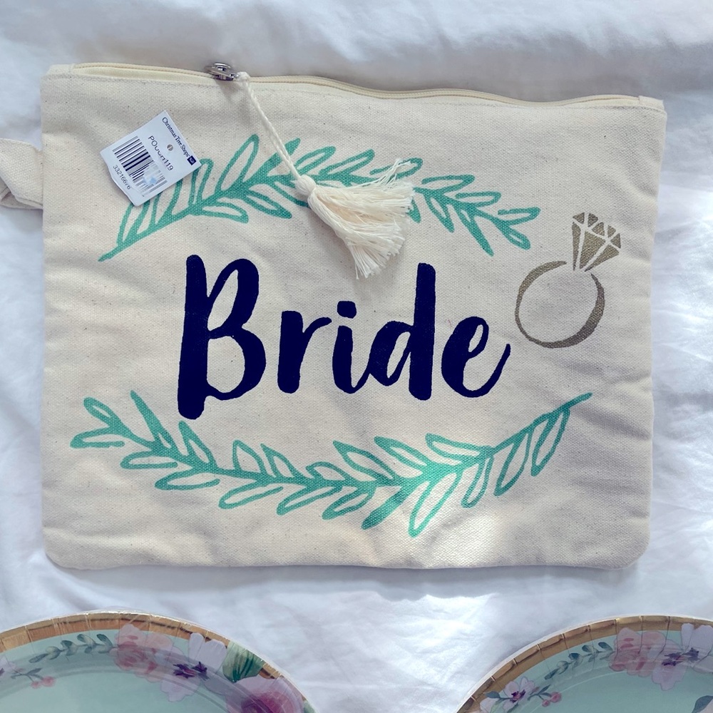 NWT bridal set of 4.. bridal pouch, set of 2 paper plates, 1 set of napkins💜💙